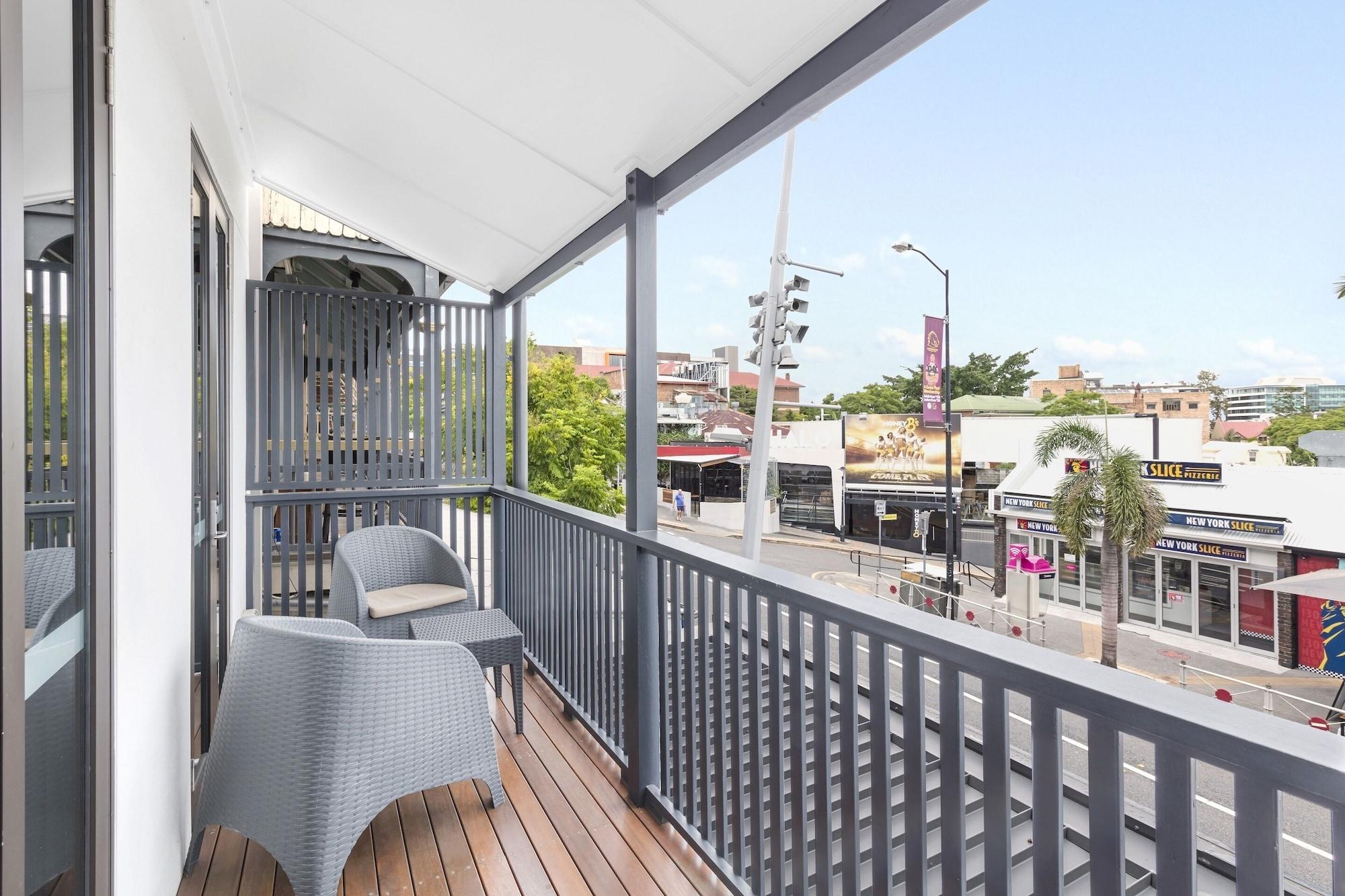 The Beetson Hotel Брисбен Экстерьер фото Balcony of a typical apartment