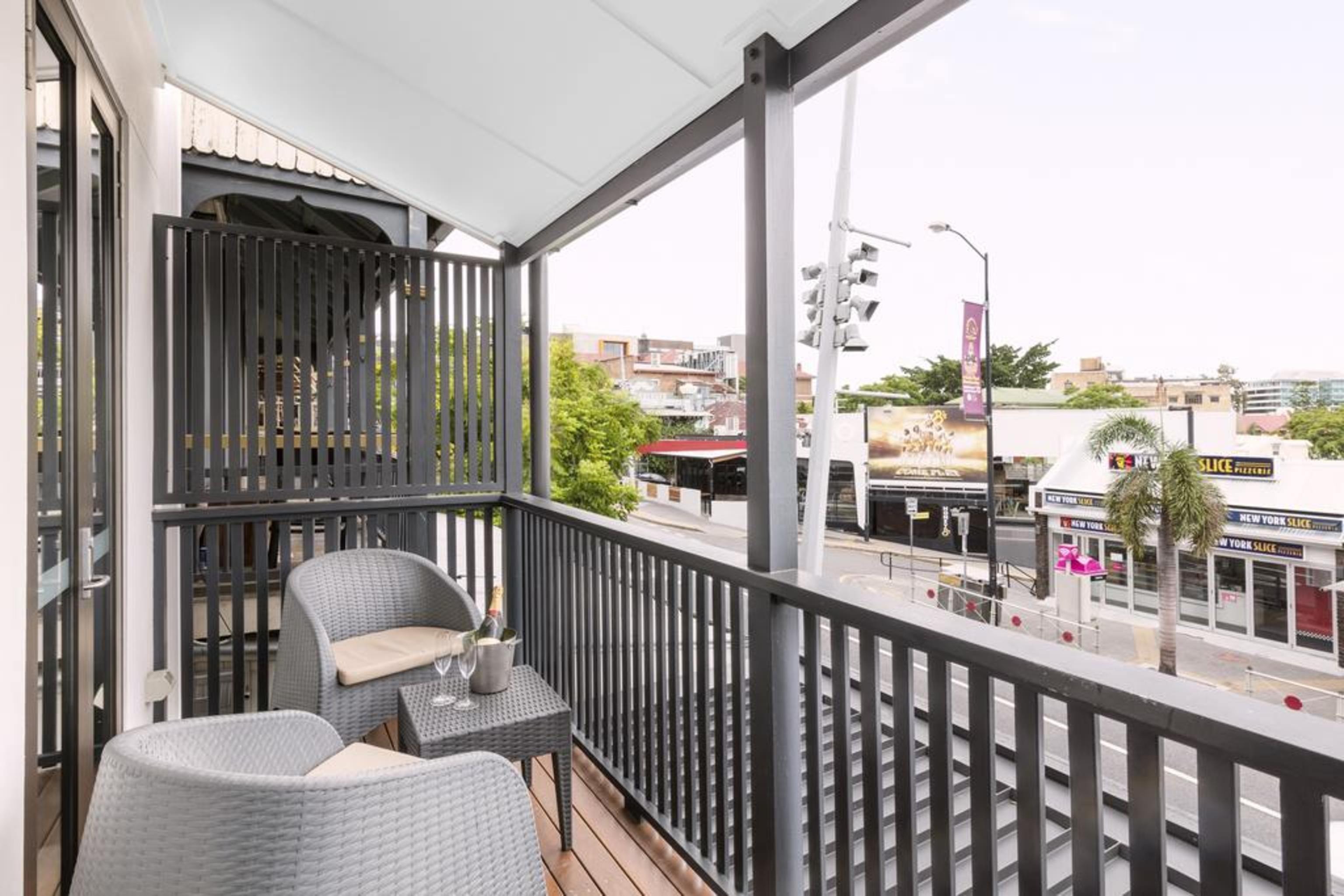 The Beetson Hotel Брисбен Экстерьер фото A balcony